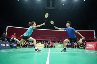 Deux joueurs de badminton en action lors d'un match dynamique
